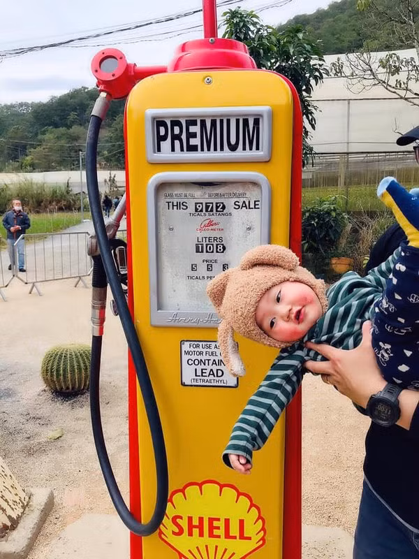 Chị Thúy Hằng (27 tuổi) - mẹ của Bíp chia sẻ về bộ ảnh: "Không biết các bạn yêu Đà Lạt vì điều gì. Còn mình yêu Đà Lạt vì đó là nơi hai vợ chồng mình cực thích, ước mơ để có 1 căn nhà nhỏ ở đây luôn ấy. 2018 tụi mình chụp hình cưới ở đây. 2021 tụi mình đã có 1 em, bé đáng yêu mê cái thời tiết Đà Lạt nữa".