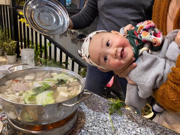 Trong loạt hình này, bé trai đã check-in tại rất nhiều địa điểm nổi đình nổi đám ở Đà Lạt như đi sở thú Zoodoo, đi chợ Đà Lạt, theo bố mẹ đi café với đủ các góc sống ảo 'xin sò'.