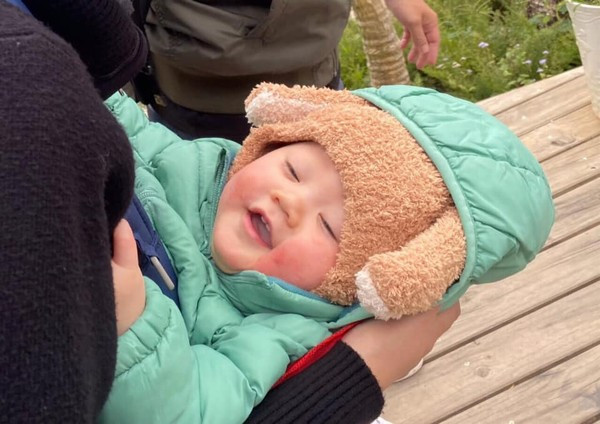 Ý tưởng của bộ ảnh ban đầu không hề có, tuy nhiên do em bé thích nghịch hay ngả người ra sau khó chụp nên cặp vợ chồng quyết định bế con chụp nghiêng ngả như vậy luôn.