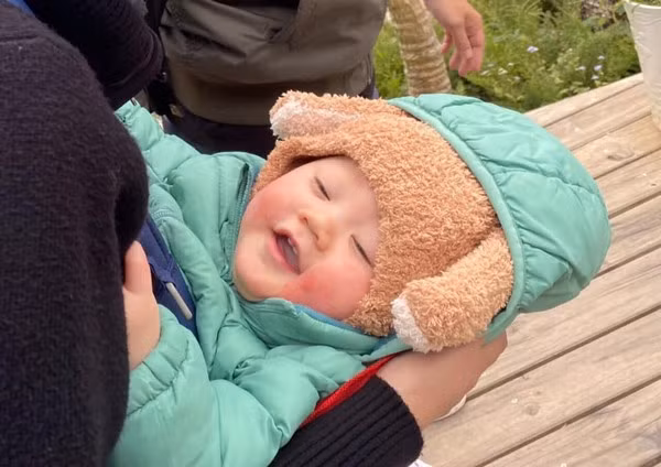 Ý tưởng của bộ ảnh ban đầu không hề có, tuy nhiên do em bé thích nghịch hay ngả người ra sau khó chụp nên cặp vợ chồng quyết định bế con chụp nghiêng ngả như vậy luôn.