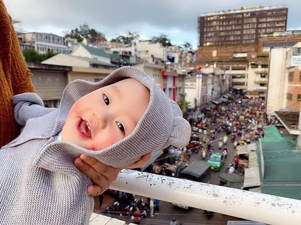 Mới đây, cư dân mạng đã vô cùng thích thú trước một bộ ảnh mang tên "Đi Đà Lạt là Phải Chill" của một bé trai cực đáng yêu.