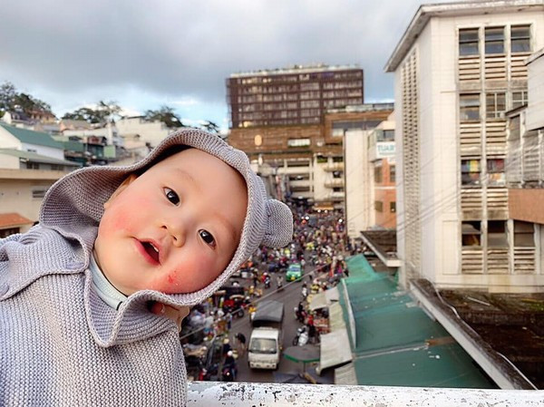 Chẳng kém cạnh anh chị lớn tuổi chút nào, cậu bé tên Bíp có muôn vàn kiểu tạo dáng cũng như biểu cảm "đốn tim" bao người xem.