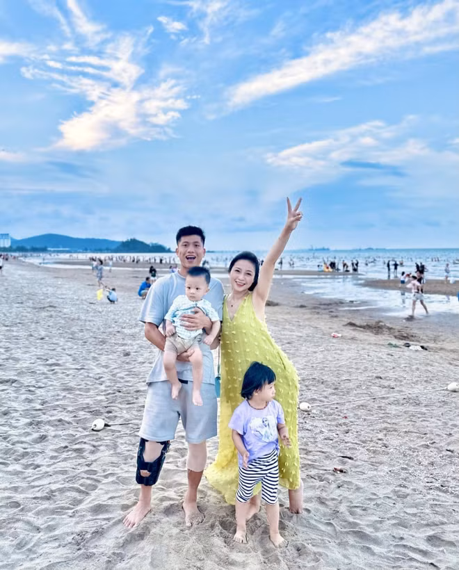 Phan Văn Đức là một trong những cái tên sáng giá của đội tuyển bóng đá Việt Nam. Không chỉ được người hâm mộ chú ý bởi tài năng sân cỏ, anh còn khiến mọi người ngưỡng mộ về gia đình và cuộc sống hôn nhân vô cùng viên mãn, hạnh phúc bên vợ cùng với các con của mình.