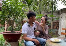 Tiền vệ Phan Văn Đức vẫn chưa thể tập luyện trở lại sau phẫu thuật chấn thương. Hiện tại cầu thủ sinh năm 1996 đang trong quá trình hồi phục vì vậy anh cũng có nhiều thời gian dành cho gia đình hơn.