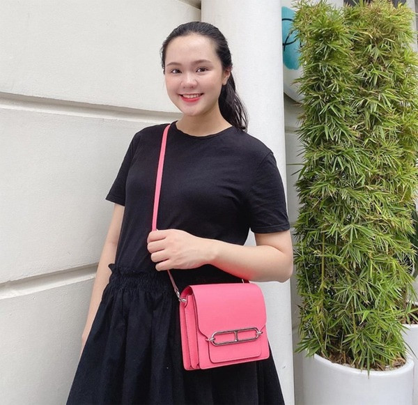 Thực ra đây không phải là lần đầu tiên Quỳnh Anh mua 2 chiếc túi cùng kiểu dáng, chỉ khác màu.