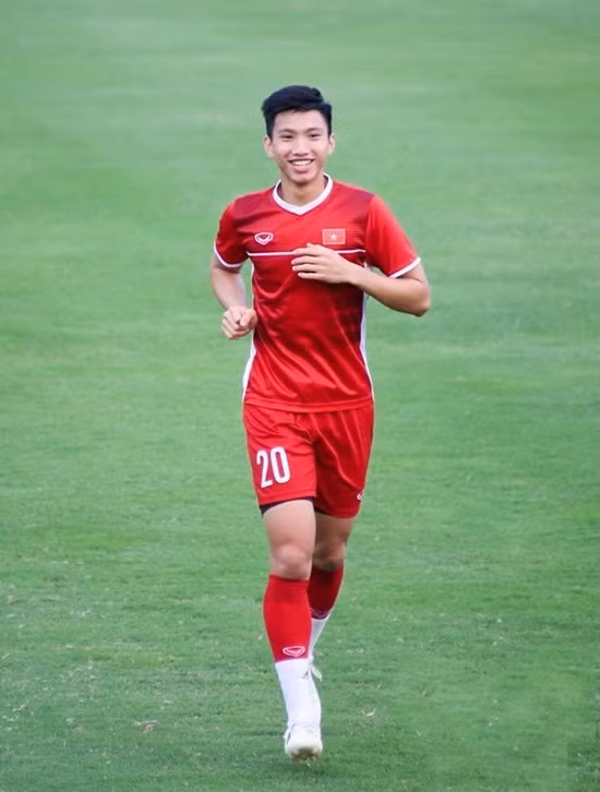 Sự nhanh nhẹn và khả năng lăn xả tốt là những điểm mạnh đã được Văn Hậu thể hiện trong màu áo ĐTQG và U23 Việt Nam.