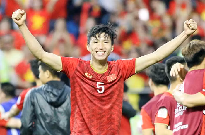 Ai cũng nghĩ rằng, Văn Hậu sẽ chỉ thi đấu tốt ở vị trí hậu vệ trái. Nhưng trong tay HLV Park Hang Seo, không ít lần cầu thủ đang thi đấu tại Hà Lan cho SC Heerenveen từng bị rút xuống đá trung vệ và hoàn thành tốt nhiệm vụ.