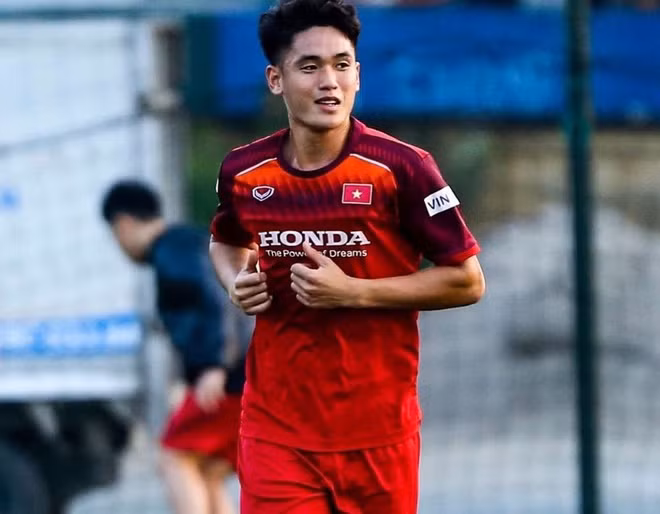 Điểm mạnh của Tấn Sinh là thể hình nhưng điều khiến NHM lo lắng cho cầu thủ này khi thi đấu ở hàng trung vệ đó là những động tác thừa không cần thiết.