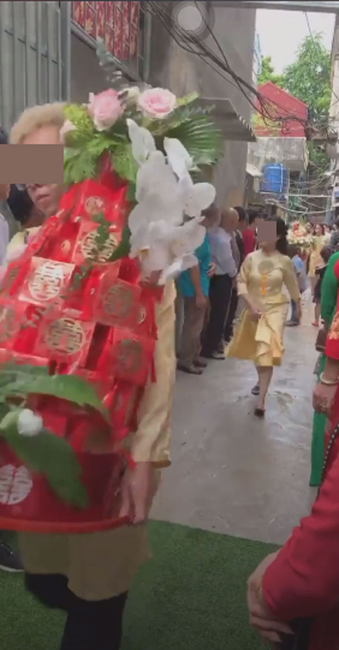 Dan phu dau be trap khien co dau buc xuc “boc phot”-Hinh-4