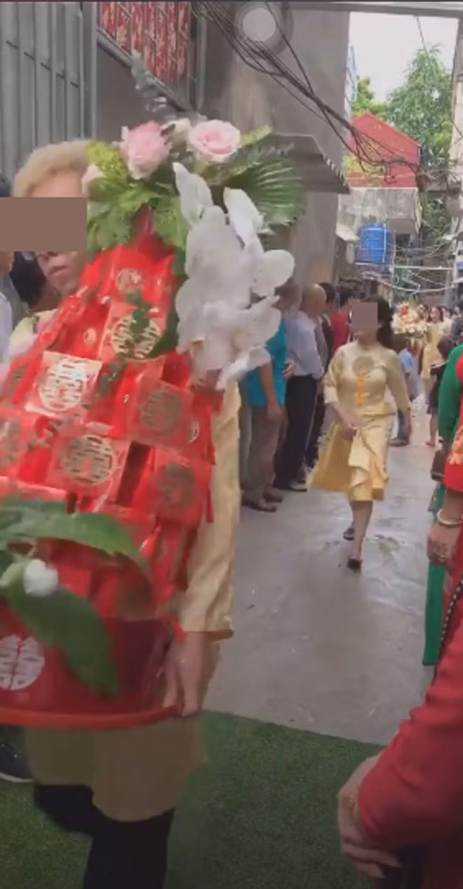 Dan phu dau be trap khien co dau buc xuc “boc phot”-Hinh-4