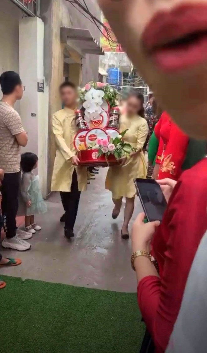 Dàn phù dâu bê tráp khiến cô dâu bức xúc “bóc phốt” Dan phu dau be trap khien co dau buc xuc “boc phot”