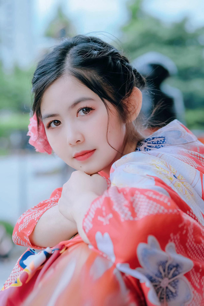 Khác với nhiều hot girl khi nổi tiếng sẽ cố gắng “sống ảo”, đăng những bức hình xinh đẹp, chỉnh sửa nhiều lớp filter, Thanh Thư luôn chia sẻ những khoảnh khắc mộc nhất của bản thân.