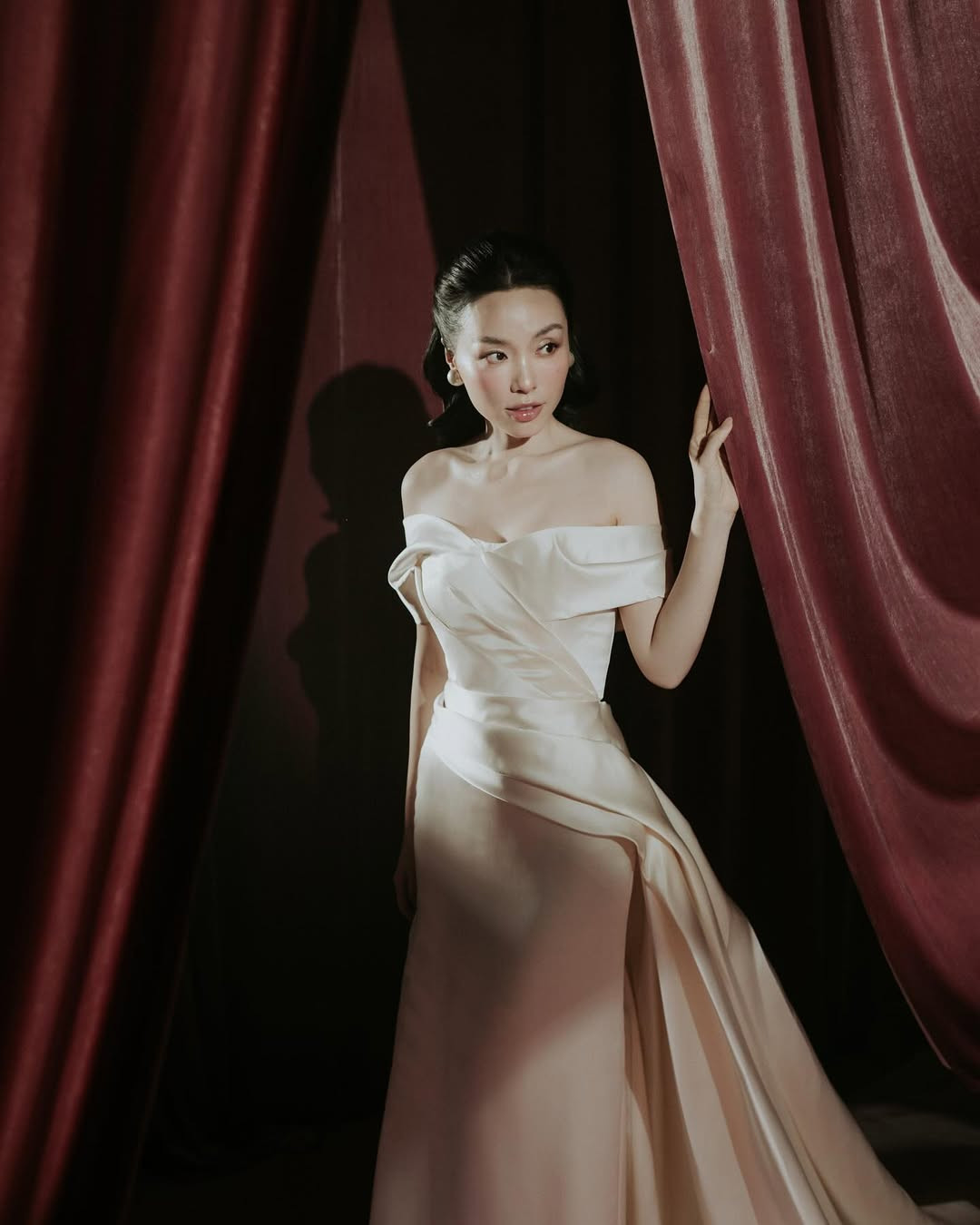 Không chỉ tung ảnh cưới, cặp đôi còn gửi gắm nhiều điều đến với đối phương trong khoảng thời gian đặc biệt này. Hà Trúc bày tỏ: “Vậy là khoác lên người bộ đồ cô dâu chú rể thật rồi. Em muốn viết ra thật nhiều lời hoa mỹ nhưng thôi em sẽ muốn để dành cho bài vows của mình....