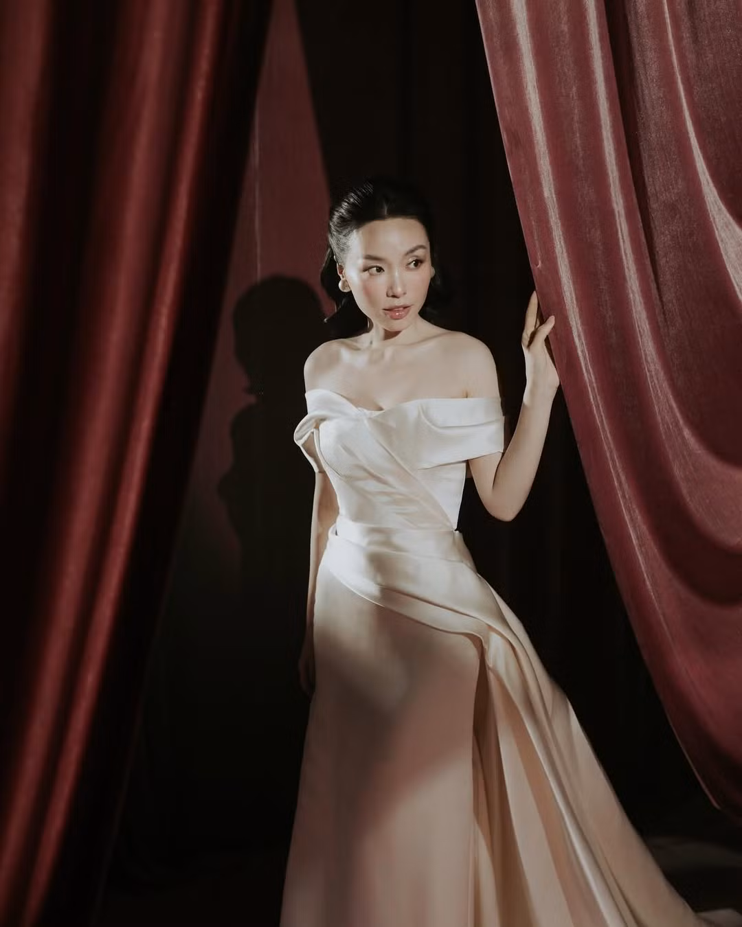 Không chỉ tung ảnh cưới, cặp đôi còn gửi gắm nhiều điều đến với đối phương trong khoảng thời gian đặc biệt này. Hà Trúc bày tỏ: “Vậy là khoác lên người bộ đồ cô dâu chú rể thật rồi. Em muốn viết ra thật nhiều lời hoa mỹ nhưng thôi em sẽ muốn để dành cho bài vows của mình....