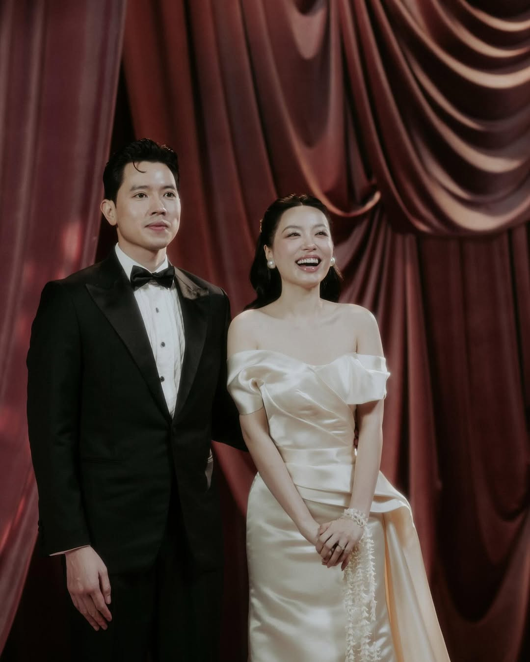 Theo đó, Hà Trúc và Quang Đạt lựa chọn style có chút cổ điển, như hai đại minh tinh xuất hiện trên sân khấu nhà hát và trong một vở diễn ấn tượng nhất của cuộc đời.