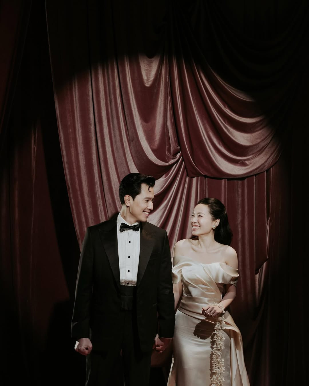 Nhớ hồi đang loay hoay chỉnh tóc để chụp bộ ảnh này, cái khoảnh khắc đầu tiên mà em bắt gặp anh Đạt đeo nơ, mang cummerbund, em đã vội quay mặt đi thật nhanh vì: ‘eo ơi đây là chú rể của tôi đó à!!!’ Cảm ơn quãng thời gian 5 năm tuyệt vời của chúng ta”. Hà Trúc chia sẻ.