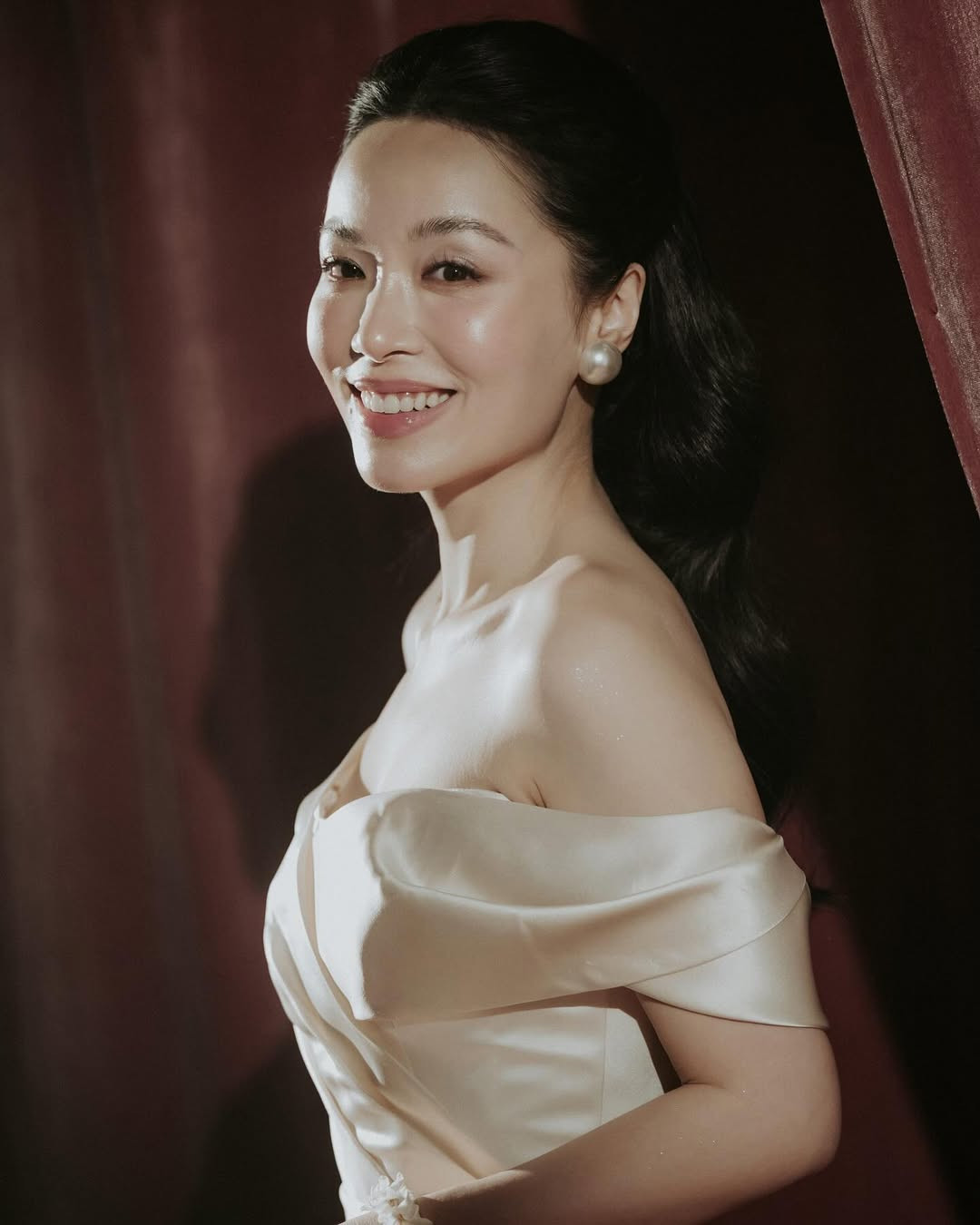 Còn với cô dâu Hà Trúc, không ít người “đứng hình” mất vài giây vì nhan sắc lạ lẫm hơn thường ngày. Người đẹp chọn một chiếc váy không lấp lánh nhưng lại vẫn tỏa sáng với vẻ hạnh phúc hiện rõ trên gương mặt.