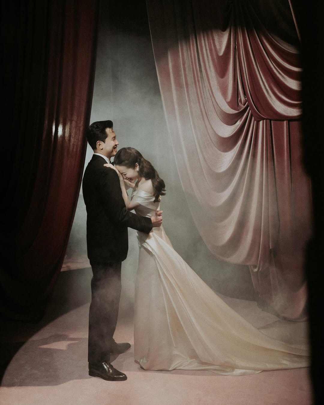 Bên cạnh đó, Hà Trúc cũng cho hay bình thường cô là một người văn chương lai láng nhưng khi đến ảnh cưới của chính mình lại viết và xóa không biết bao nhiêu lần. Bởi bản thân vừa vui, vừa hồi hộp lại có thêm phần lo lắng.