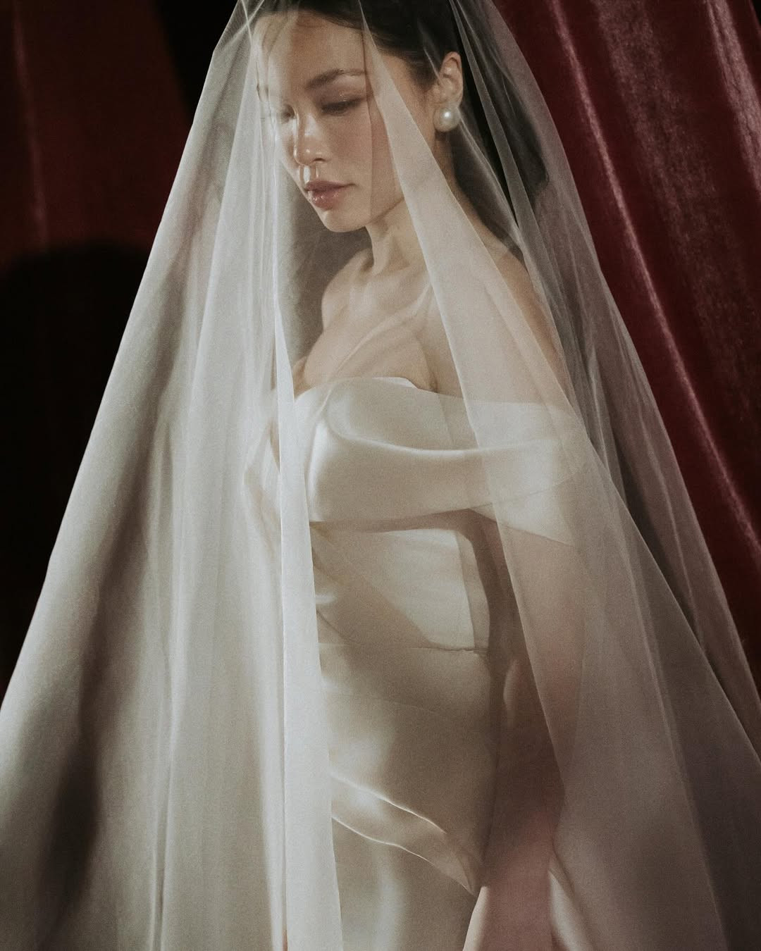 Cách trang điểm, tạo kiểu tóc khiến Hà Trúc có phần chững chạc hơn so với đời thường nhưng lại nhận lời khen vì sự kiêu sa, sang trọng.