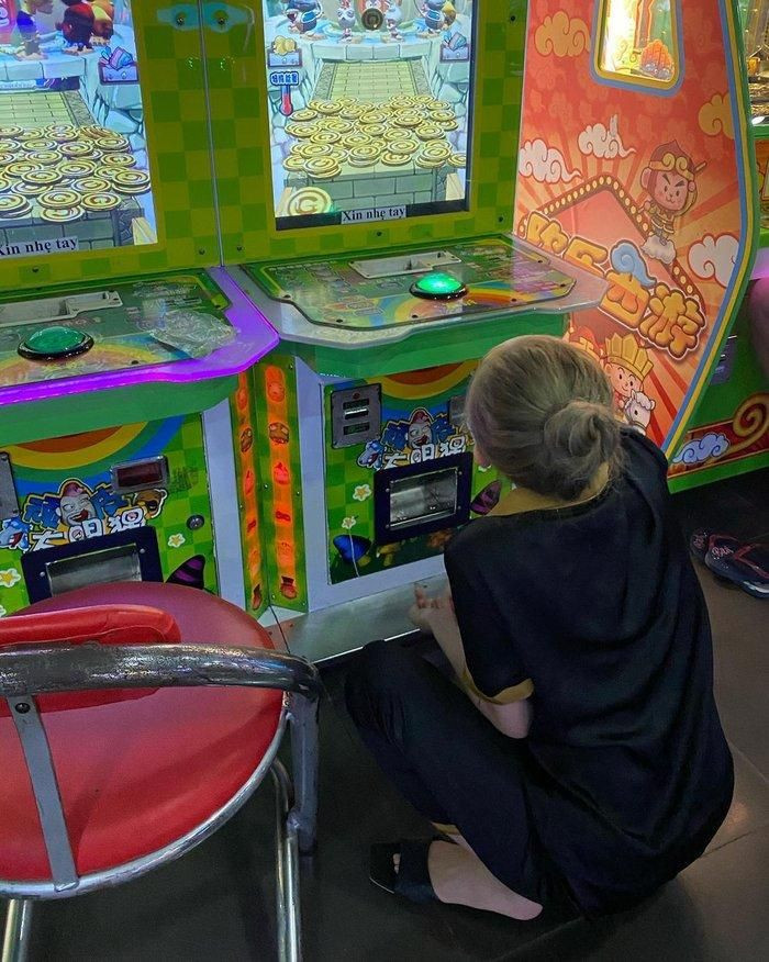 Dù đã kết hôn được hơn 2 năm, vừa là hot girl vừa làm bà chủ nhưng Xoài Non vẫn rất hồn nhiên, mê chơi game