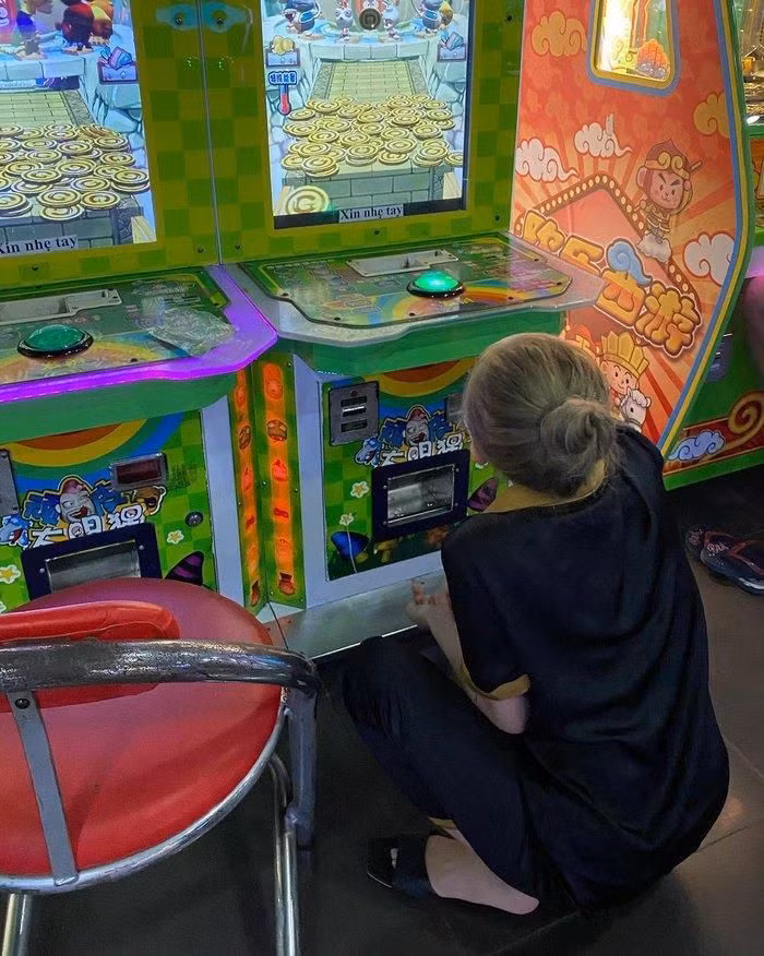 Dù đã kết hôn được hơn 2 năm, vừa là hot girl vừa làm bà chủ nhưng Xoài Non vẫn rất hồn nhiên, mê chơi game