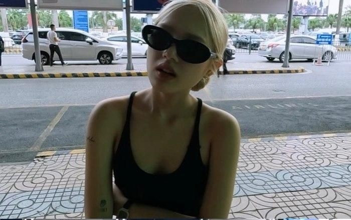 Trái ngược với ảnh sống ảo thường thấy, những khoảnh khắc của Xoài Non khi được Xemesis (tên thật là Hiếu Nghiêm, sinh năm 1989) chụp đều rất khó đỡ, không phải đầu bù tóc rối thì cũng đang nhí nhố, nghịch ngợm.