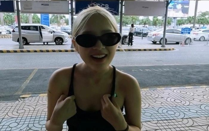 “Bình thường em nhìn cũng tạm được mà sao qua ống kính chồng em nó lạ lắm à nghen” - hot girl viết.