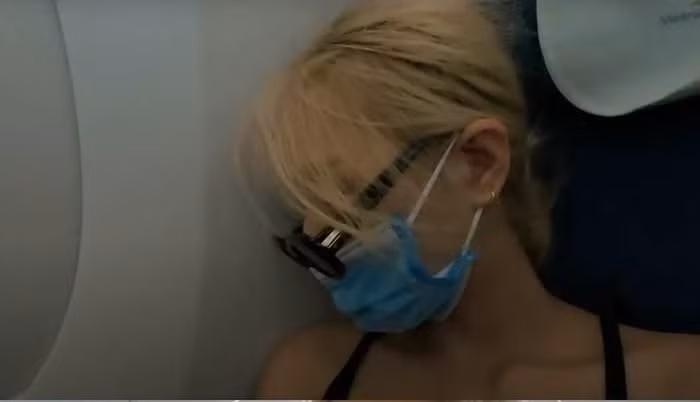 Ngay cả trong những hoàn cảnh ngặt nghèo như mặt mộc hay ống kính team qua đường thì nhan sắc của gái xinh vẫn không có gì để chê.