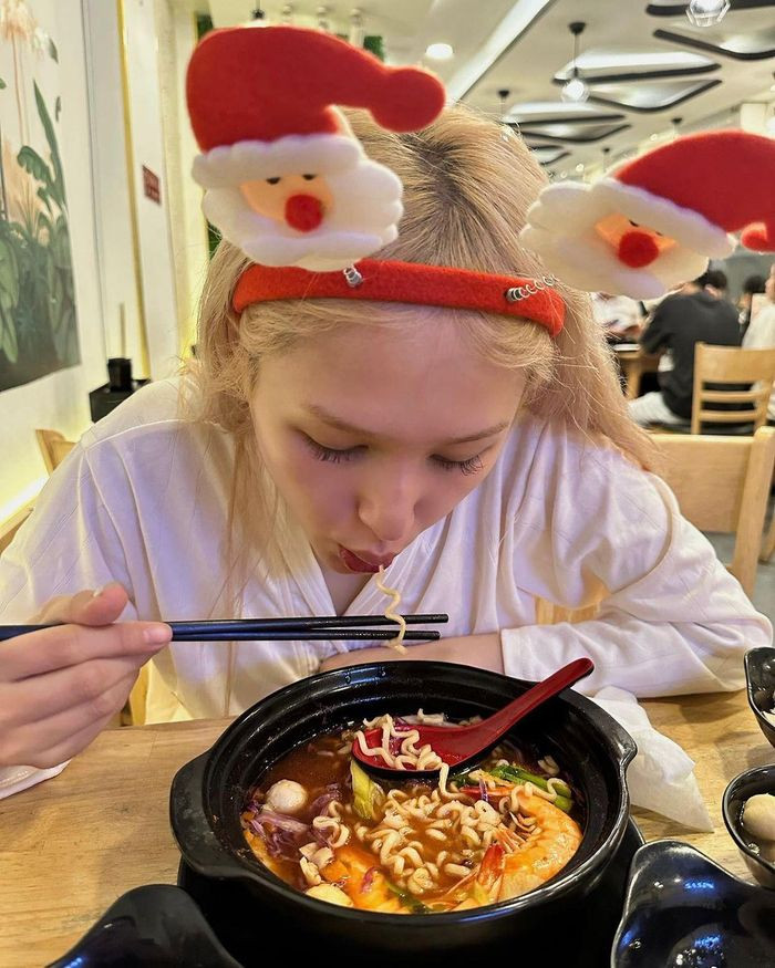 "Trời đánh tránh bữa ăn" còn Xemesis thì tranh thủ chụp ảnh vợ ngay cả những lúc cô nàng đang tập trung ăn uống.