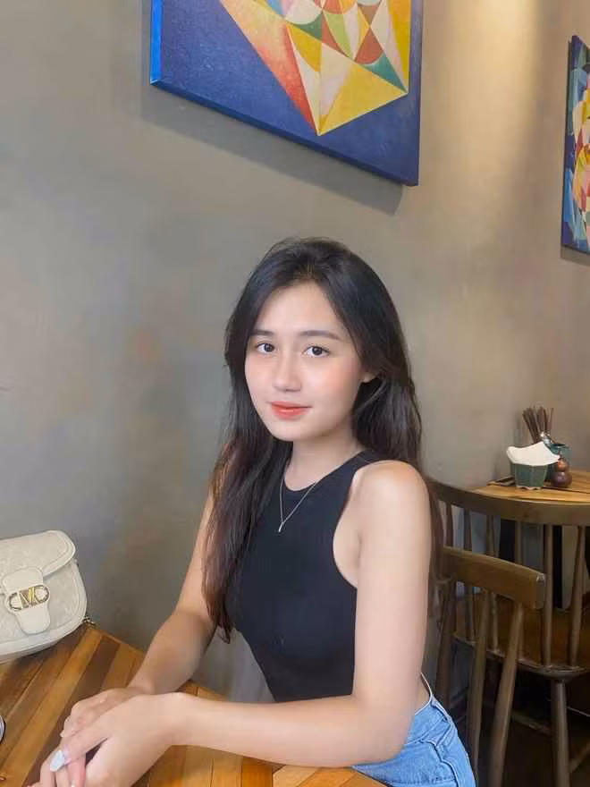 Theo tìm hiểu, hot girl Hoàng Hồng Hạnh sinh năm 2001, đang là sinh viên năm 4 ĐH Luật Hà Nội.