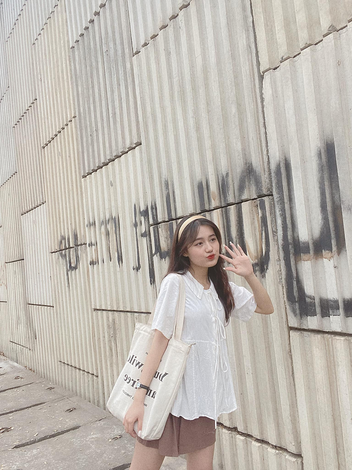 Vì vừa đi học vừa đi làm nên khi tham gia Nóng Cùng World Cup, lịch trình của Hồng Hạnh đã phải thay đổi khá nhiều. Thời gian đầu cô cũng gặp nhiều khó khăn trong việc sắp xếp thời gian nhưng hiện tại, việc học tập và công việc của cô nàng năng động đã ổn định hơn.