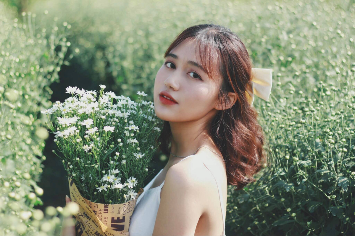 Còn với World Cup 2022, Hồng Hạnh bày tỏ quan điểm cá nhân "Với giải đấu lớn như World Cup, mình cũng không thể đứng bên ngoài sức ảnh hưởng của nó. Năm nay mình rất mong được nhìn thấy những màn trình diễn của Messi - tượng đài trong làng bóng đá. Bên cạnh đó mình cũng rất thích cầu thủ Lee Kang-in của ĐTQG Hàn Quốc - tân binh tiềm năng trong đội hình của những ‘chiến binh Taegeuk’ (biệt danh của ĐT Hàn Quốc)....