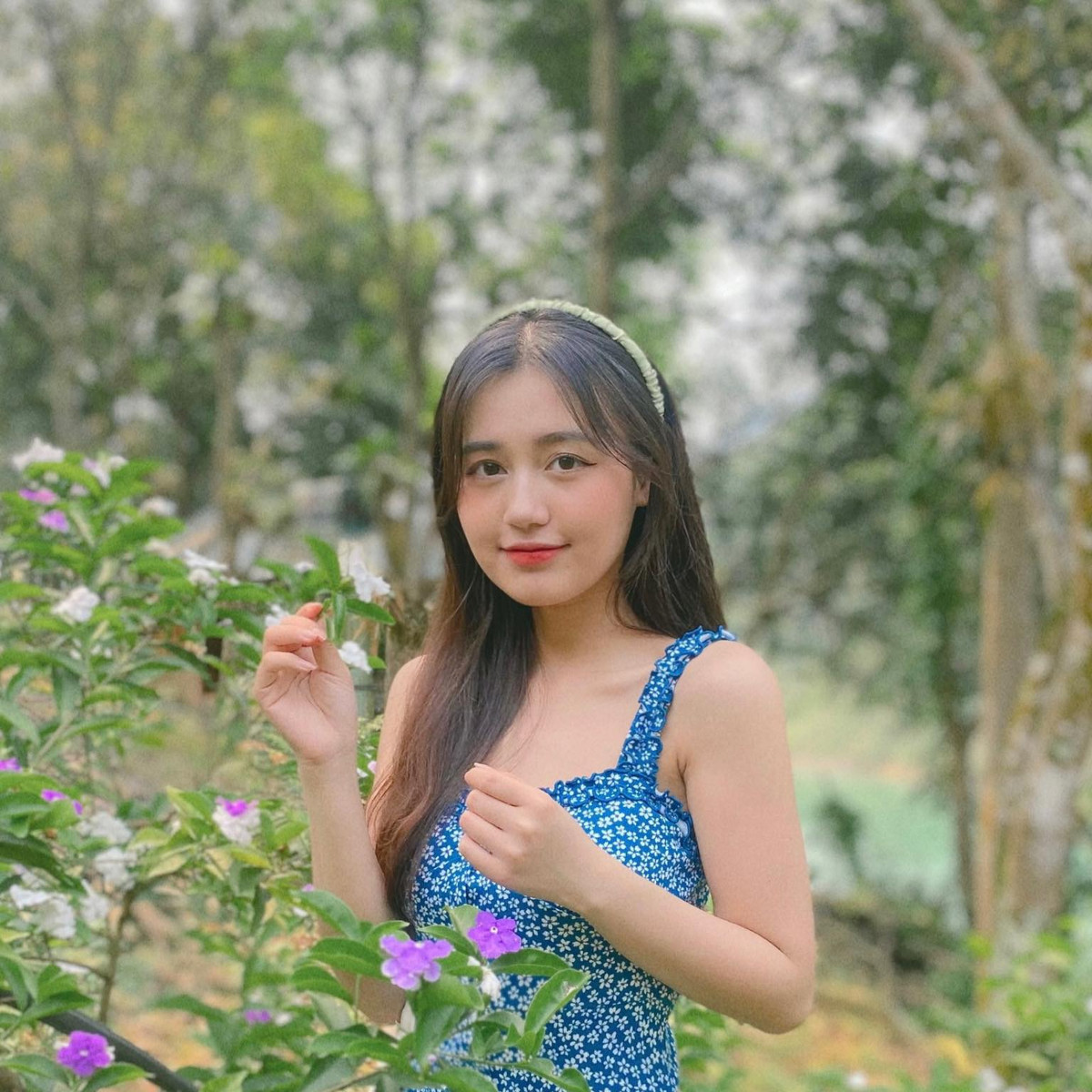 Việc có kinh nghiệm làm MC cũng đem lại những lợi thế nhất định cho Hồng Hạnh khi tham gia chương trình như quen với ánh đèn máy quay và áp lực lên sóng. Thế nhưng trong suy nghĩ của cô nàng, cả 32 cô gái đều là 32 bông hoa đặc biệt, có những thế mạnh nổi bật và có cá tính riêng.