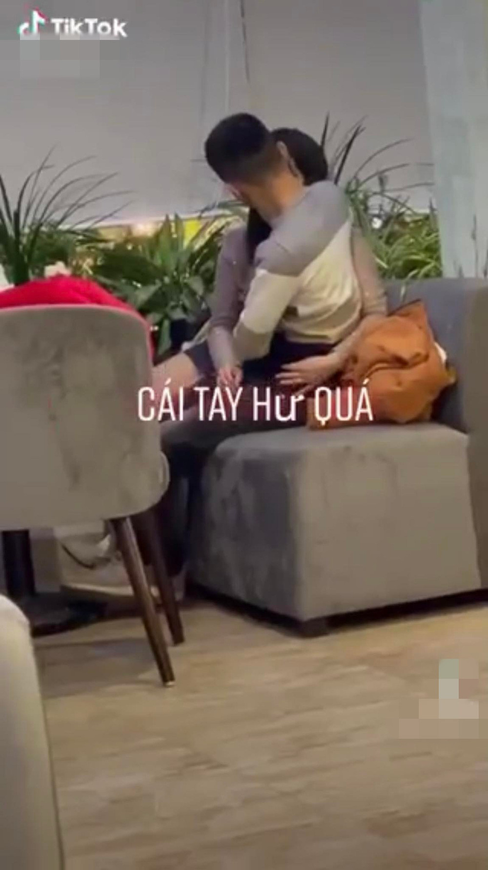 Mới đây, MXH tích cực lan truyền đoạn clip ghi lại cảnh một đôi nam nữ thản nhiên ôm hôn, thậm chí " diễn cảnh nóng" giữa quán cafe.