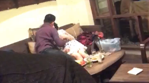 Hay trước đó, không ít lần ở những nơi công cộng như quán cafe, quán ăn... nhiều cặp đôi không ngại ôm hôn nhau phản cảm.