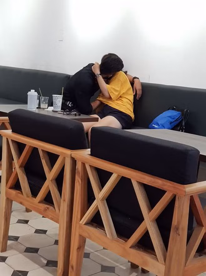 Khi chứng kiến họ cứ quấn lấy nhau như vậy trong một khoảng thời gian dài ở nơi công cộng, cô gái vô cùng bực tức quyết quay lại, ghi dòng trạng thái: "Cái tay hư quá".