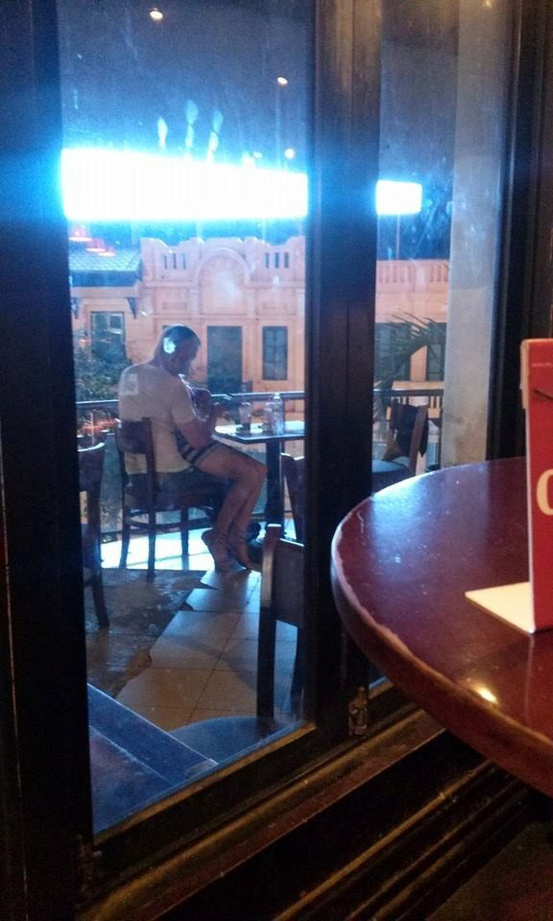 Chẳng hiểu vì lý do gì, những cặp đôi ôm hôn nhau phản cảm giữa chốn công cộng.