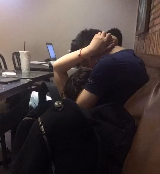 "Từ khi nào mà quán cà phê, chốn đông người lại thành nơi các bạn trẻ hành động phản cảm đến vậy thế? Họ thật sự không ngại mọi người nhìn à?" hay "Mình mà là bạn thì mình sẽ báo với quản lý quán ngay, vậy là không được. Ví dụ trong quán khi ấy có trẻ nhỏ thì sao?"... là những bình luận netizen để lại dưới đoạn clip phản cảm của cặp đôi.