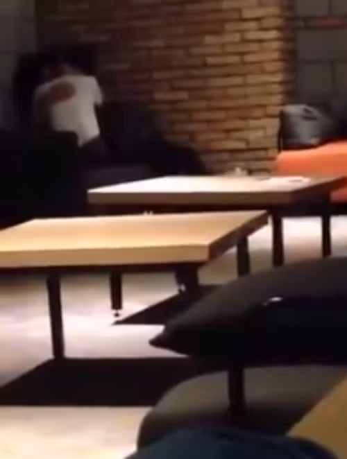 Sự việc một cặp đôi vô tư "mây mưa" này diễn ra trong quán trà sữa ở Lạng Sơn.