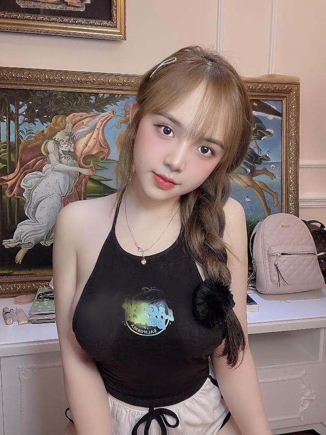 Sau thời gian dài im ắng, Huyền Châu mới đây đã được dân mạng nhắc tới khi cho đăng tải những bức ảnh với sắc vóc vô cùng phổng phao.