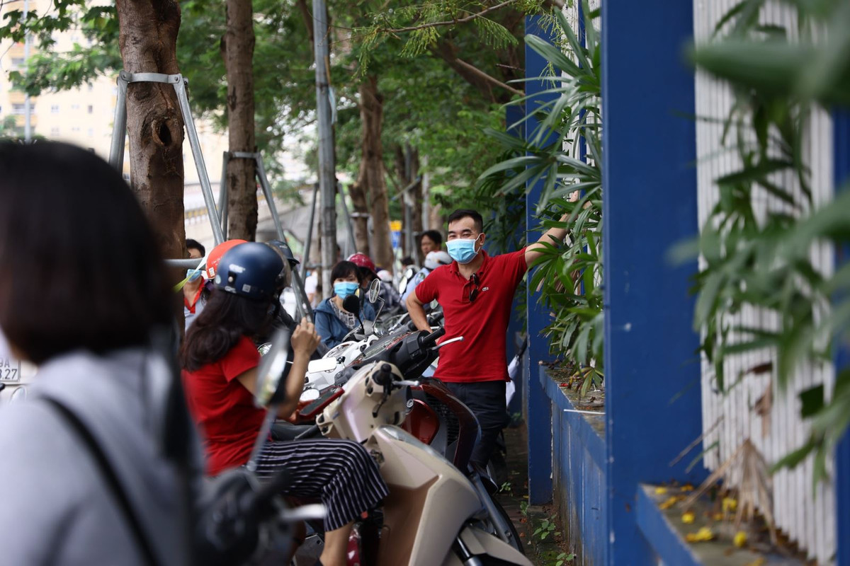 Van con canh phu huynh cho con dong duc truoc cong truong thi, khong dam bao gian cach-Hinh-4