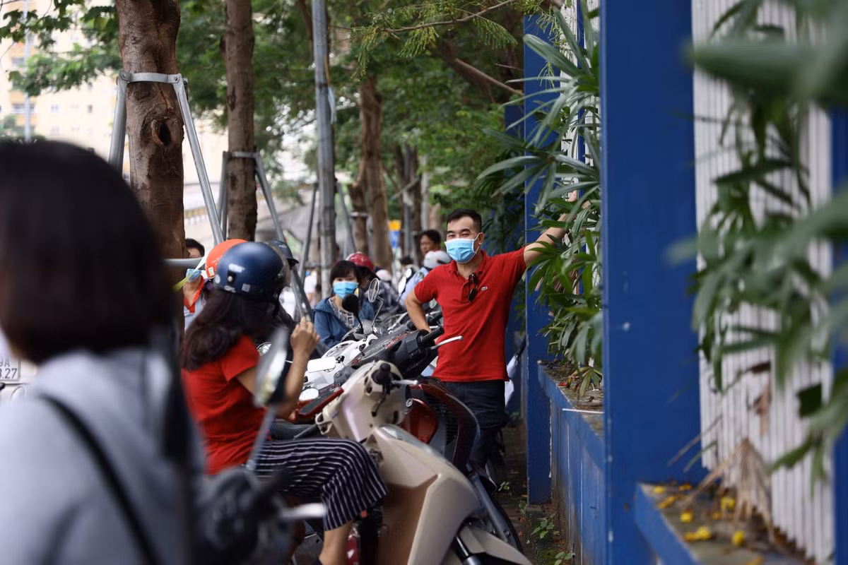 Van con canh phu huynh cho con dong duc truoc cong truong thi, khong dam bao gian cach-Hinh-4