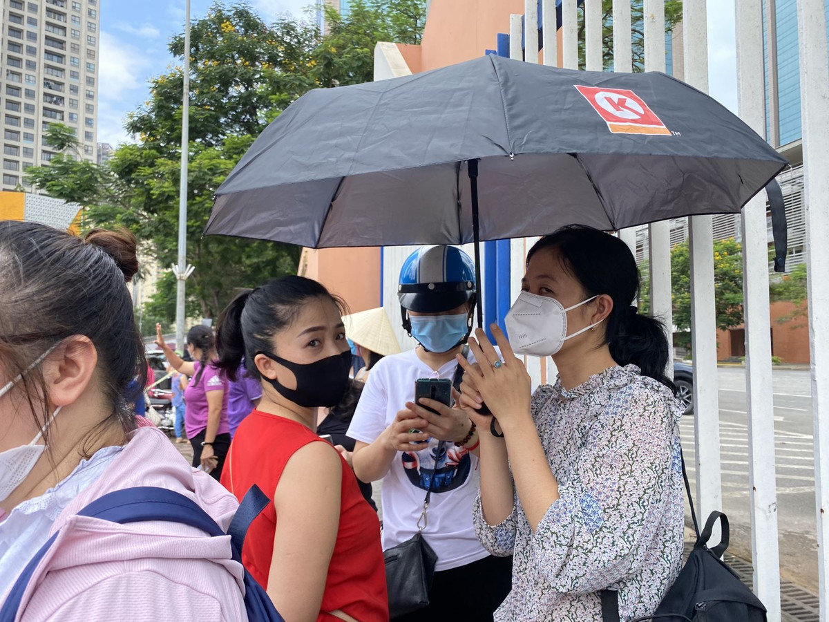 Van con canh phu huynh cho con dong duc truoc cong truong thi, khong dam bao gian cach-Hinh-6