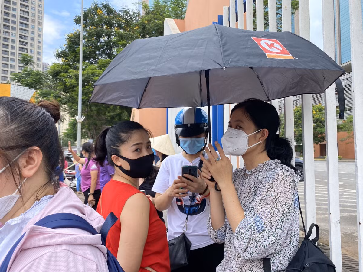 Van con canh phu huynh cho con dong duc truoc cong truong thi, khong dam bao gian cach-Hinh-6