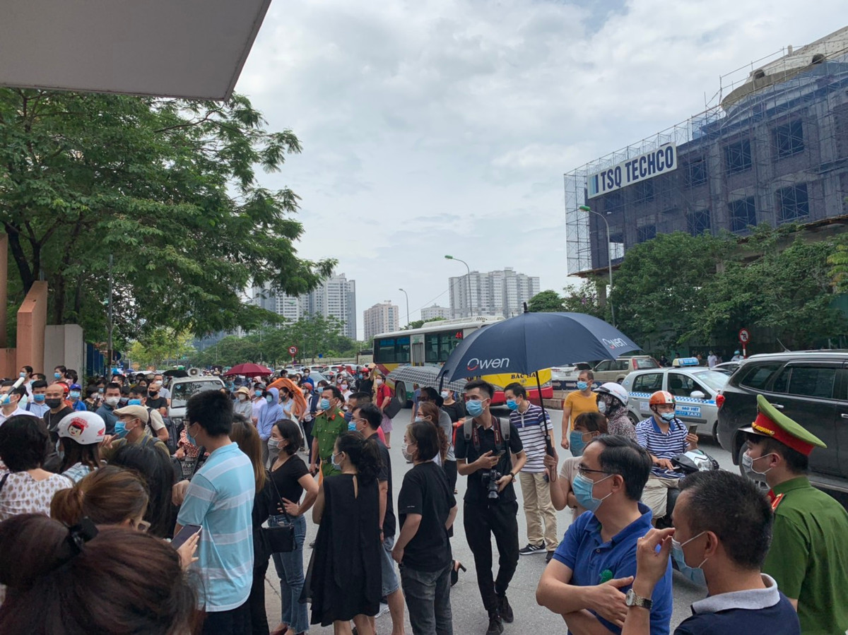 Van con canh phu huynh cho con dong duc truoc cong truong thi, khong dam bao gian cach-Hinh-8