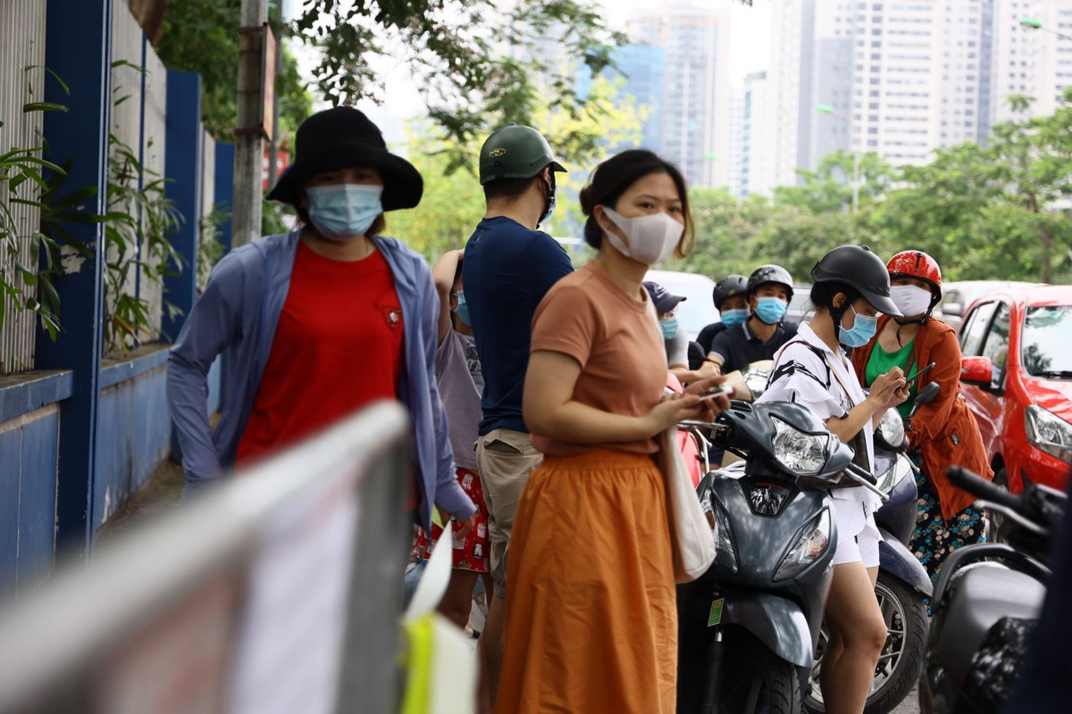 Van con canh phu huynh cho con dong duc truoc cong truong thi, khong dam bao gian cach-Hinh-3