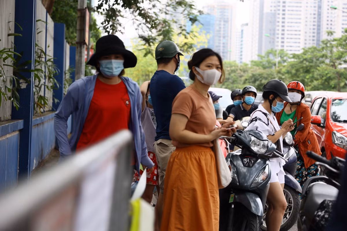 Van con canh phu huynh cho con dong duc truoc cong truong thi, khong dam bao gian cach-Hinh-3