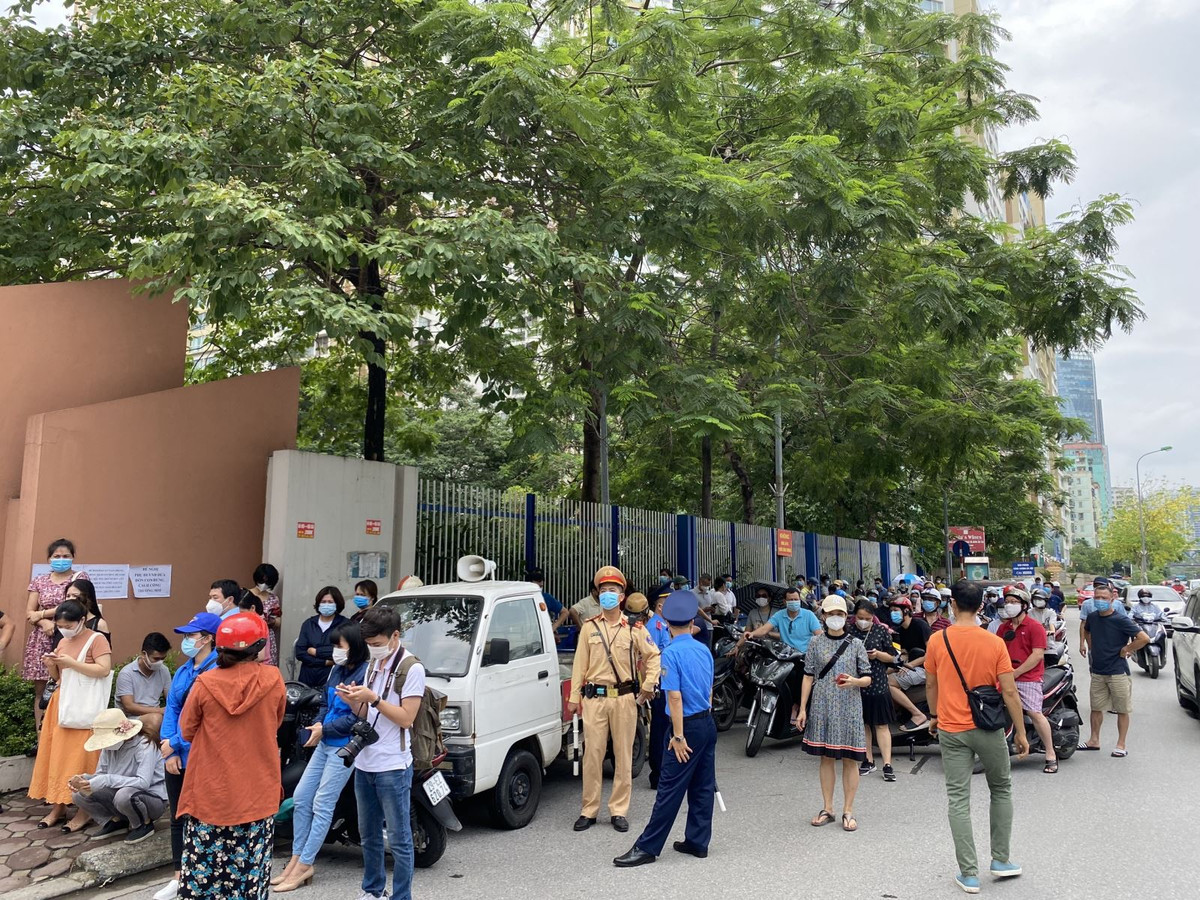 Van con canh phu huynh cho con dong duc truoc cong truong thi, khong dam bao gian cach