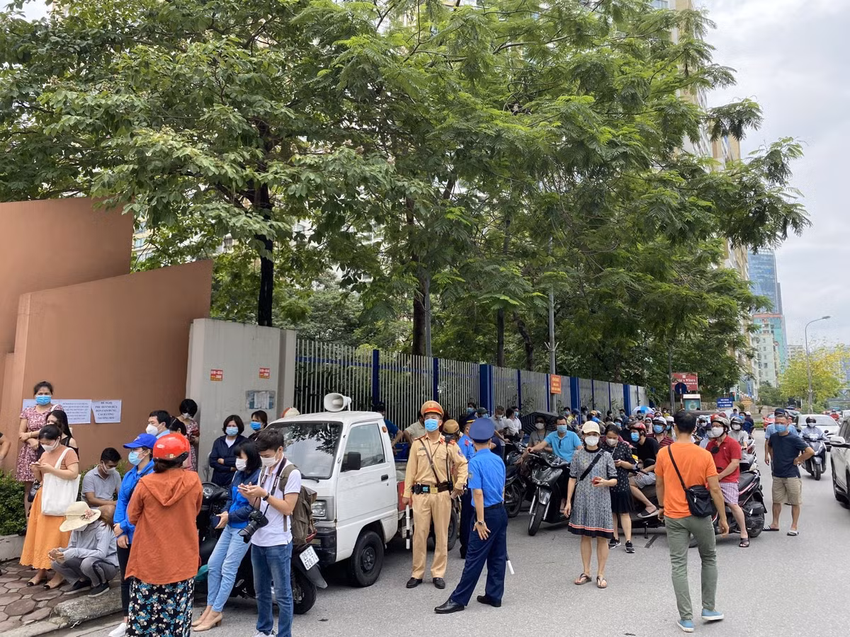 Van con canh phu huynh cho con dong duc truoc cong truong thi, khong dam bao gian cach