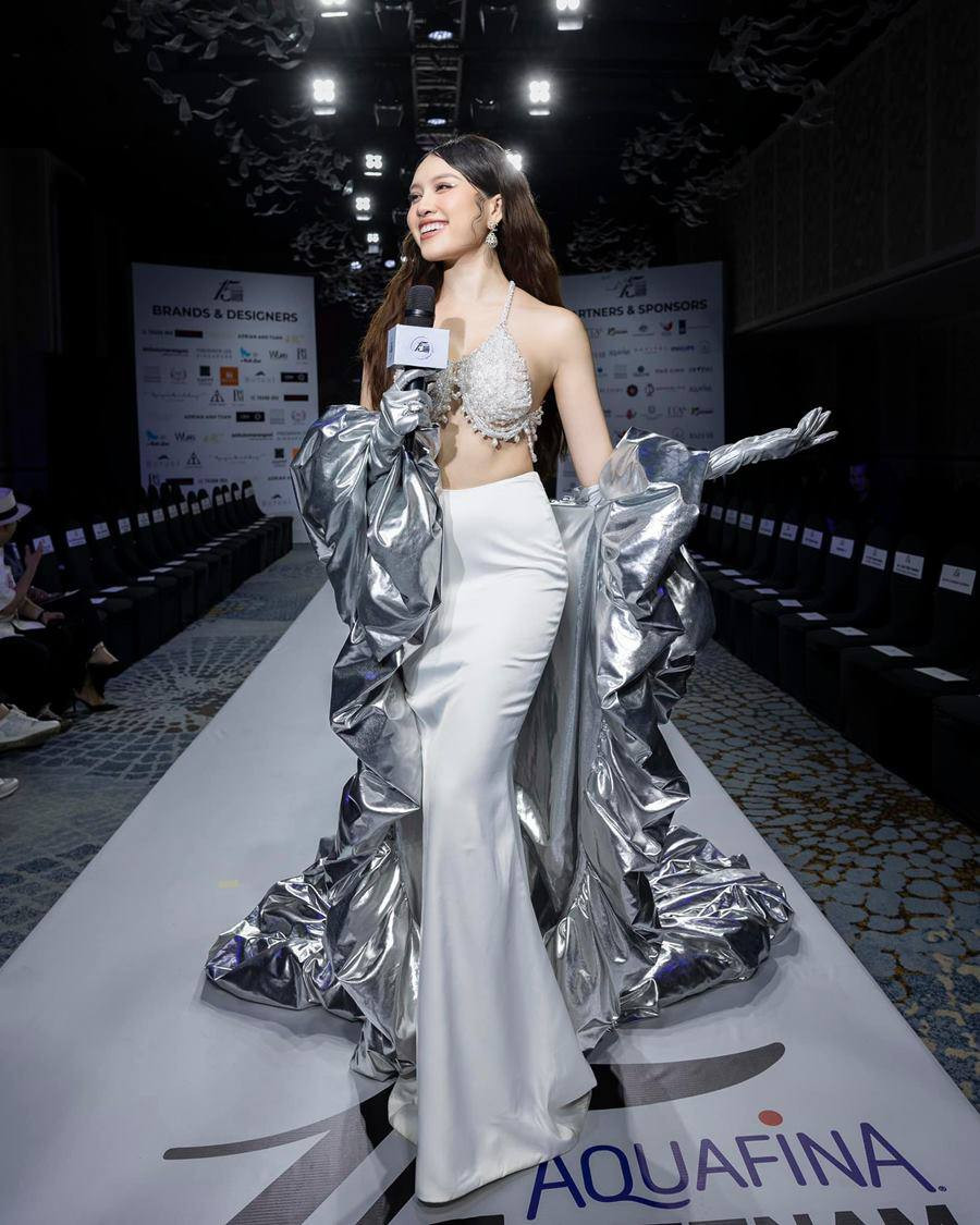 Thời trang dẫn sự kiện giải trí của Thanh Thanh Huyền được đánh giá là đa dạng. Nhưng ở đó, yếu tố gợi cảm luôn được cô ứng dụng triệt để, vừa đủ mà không phô.